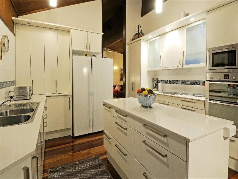 9 Kneale Street, Holland Park West QLD 4121