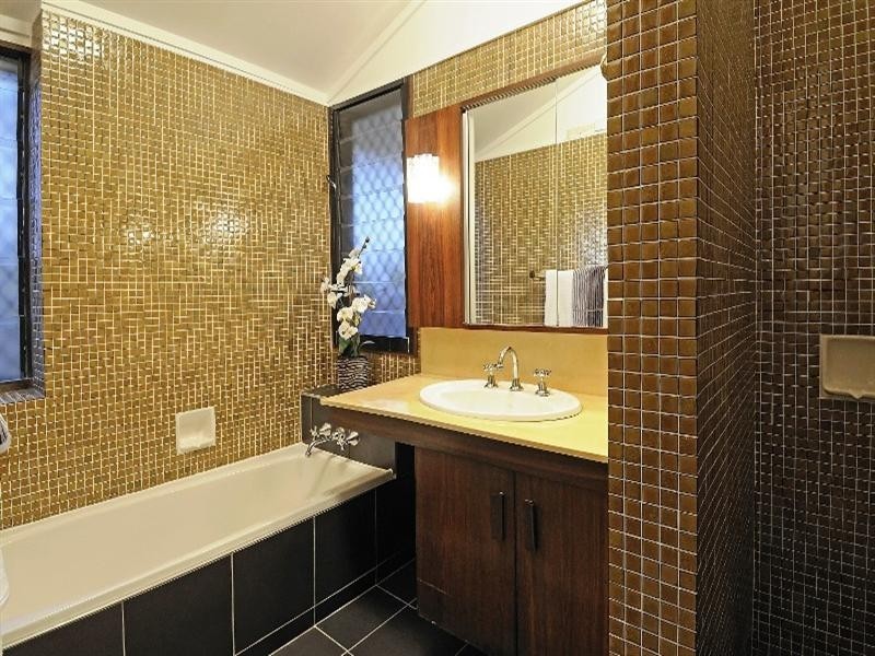 9 Kneale Street, Holland Park West QLD 4121