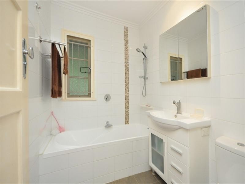 117 Macrossan Avenue, Norman Park QLD 4170