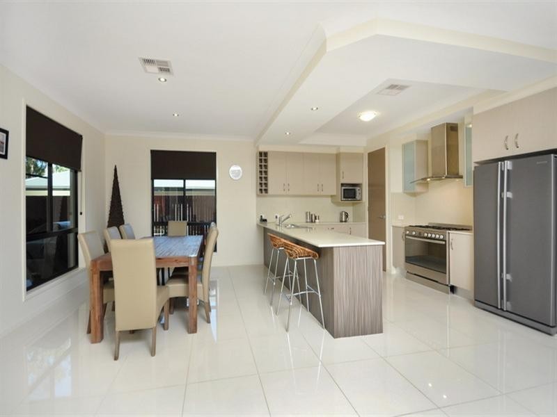 27 Feathertail Place, Gumdale QLD 4154