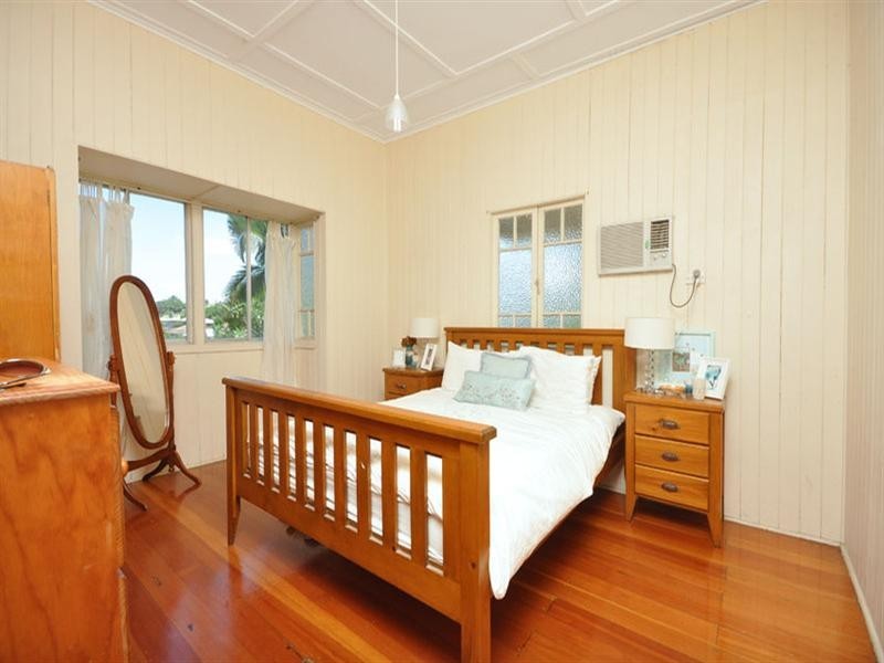 24 Smith Street, Holland Park QLD 4121