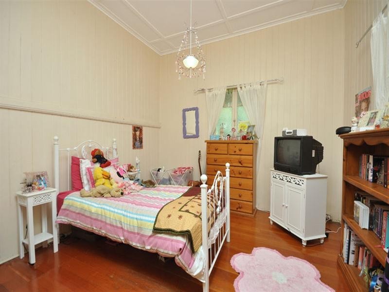 24 Smith Street, Holland Park QLD 4121