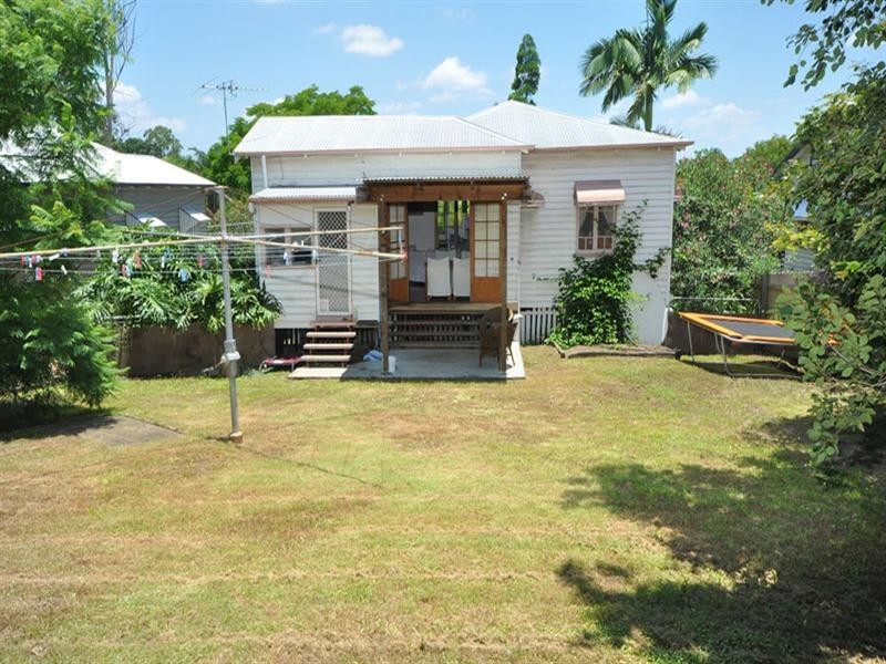 24 Smith Street, Holland Park QLD 4121