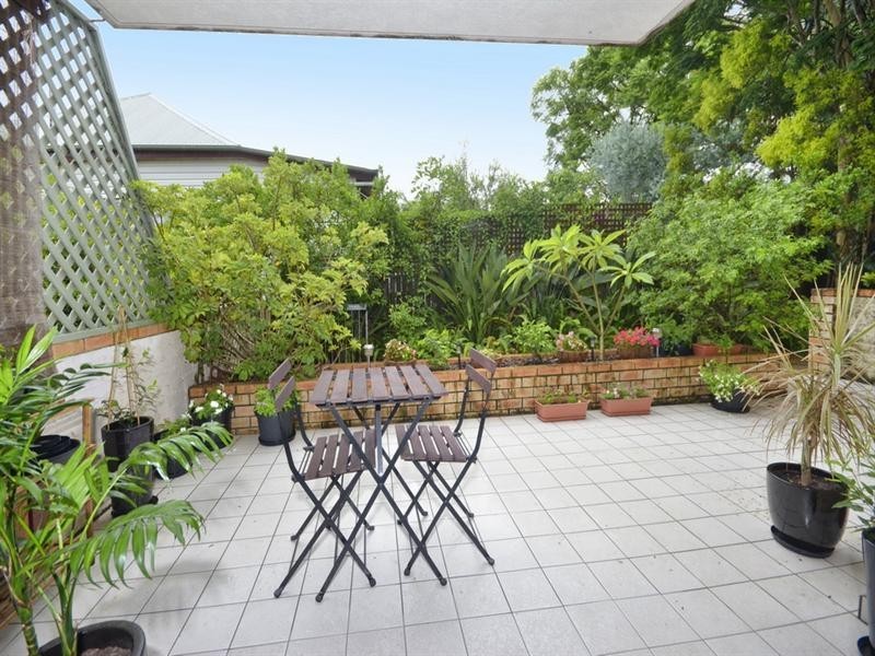 2/11 Baragoola Street, Coorparoo QLD 4151