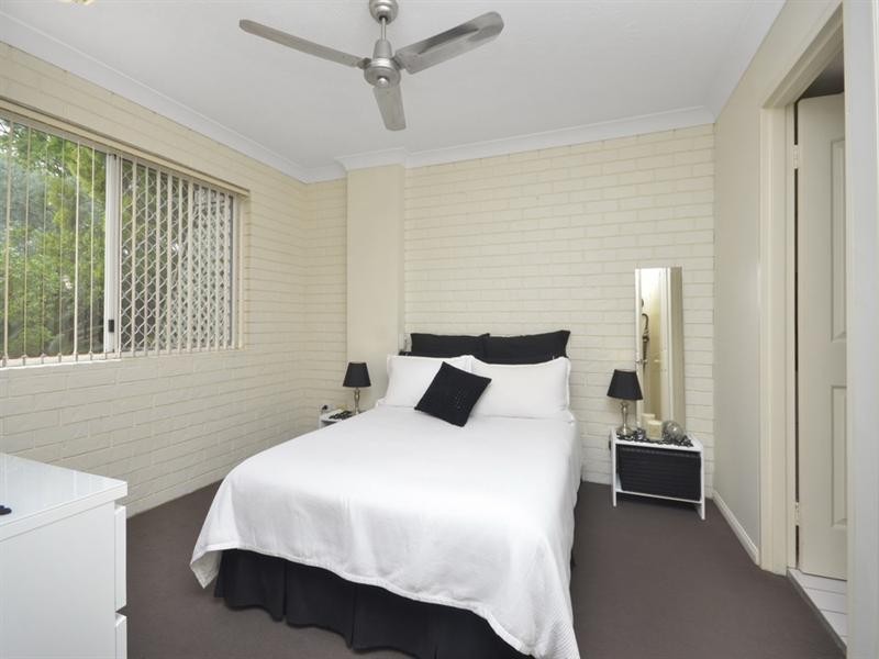 2/11 Baragoola Street, Coorparoo QLD 4151