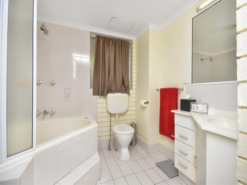 2/11 Baragoola Street, Coorparoo QLD 4151