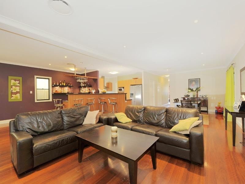 25 Frank Street, Norman Park QLD 4170