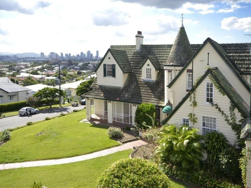 10 Welwyn Crescent, Coorparoo QLD 4151