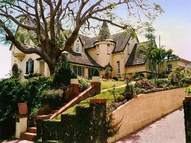 10 Welwyn Crescent, Coorparoo QLD 4151