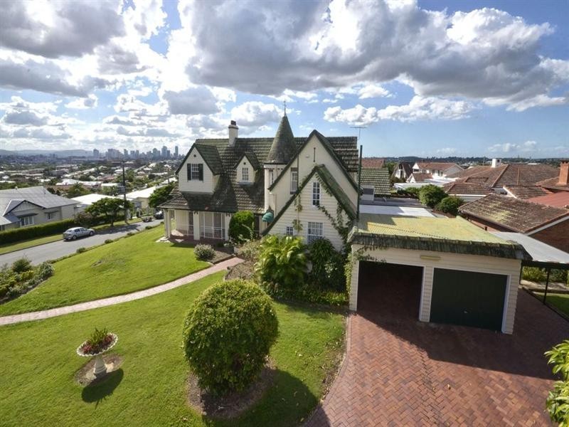 10 Welwyn Crescent, Coorparoo QLD 4151