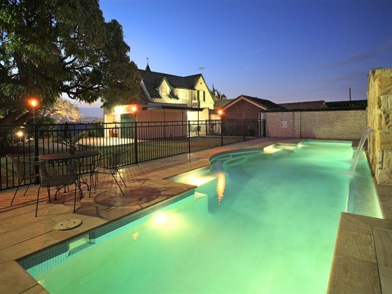 10 Welwyn Crescent, Coorparoo QLD 4151