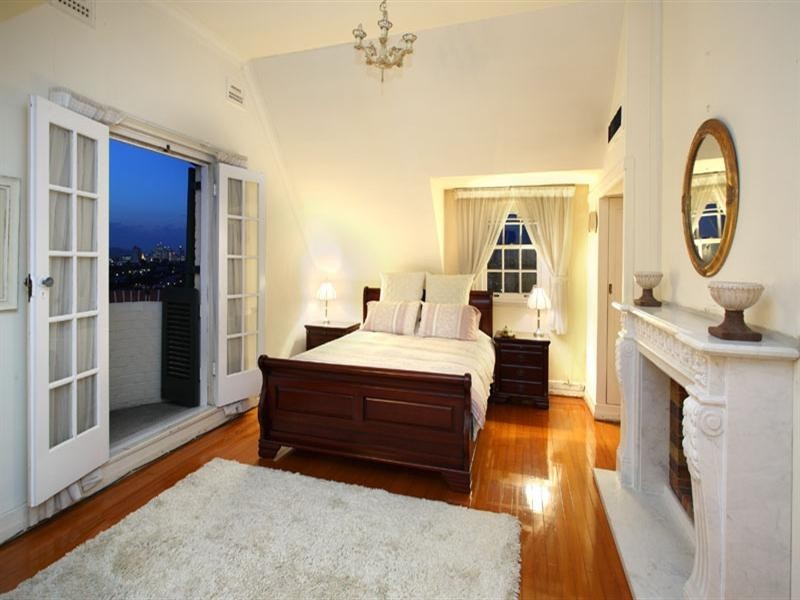 10 Welwyn Crescent, Coorparoo QLD 4151