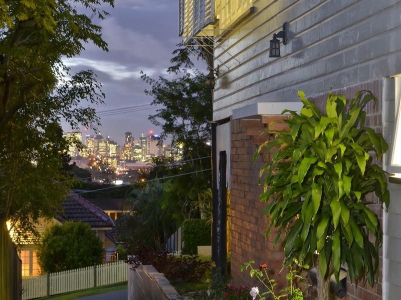 17 Curd Street, Greenslopes QLD 4120