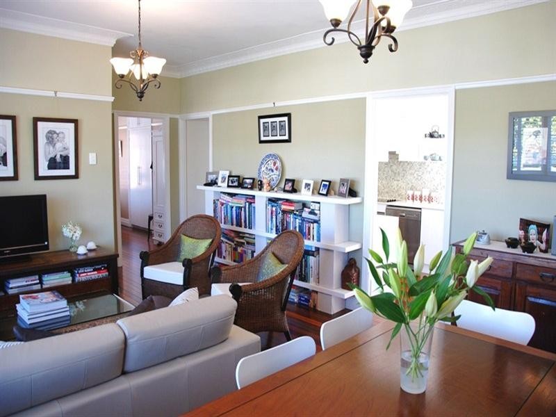 2 Howard Street, Coorparoo QLD 4151