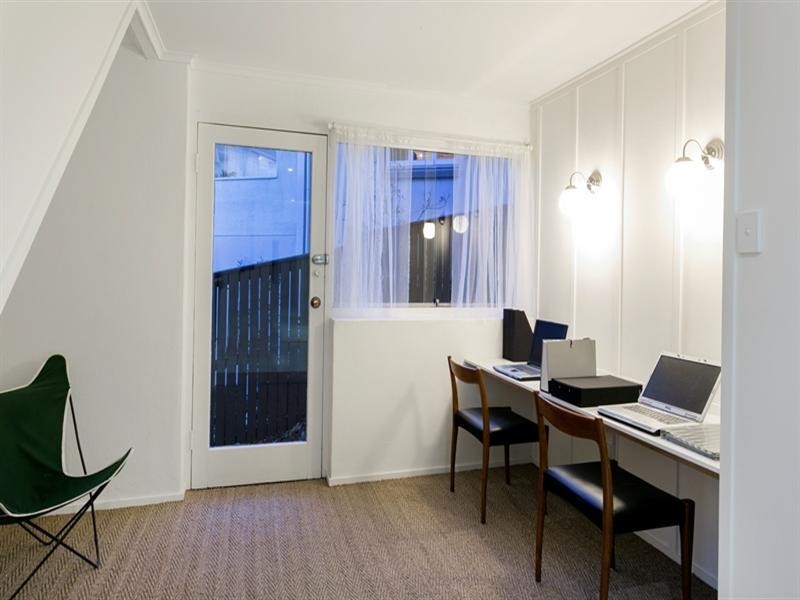 147 Arnold Street, Holland Park QLD 4121