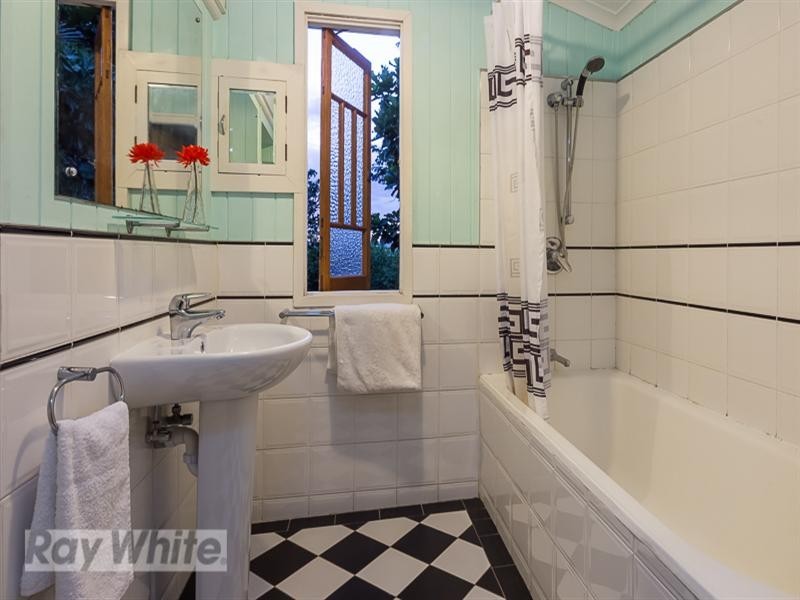 32 Raby Road, Coorparoo QLD 4151