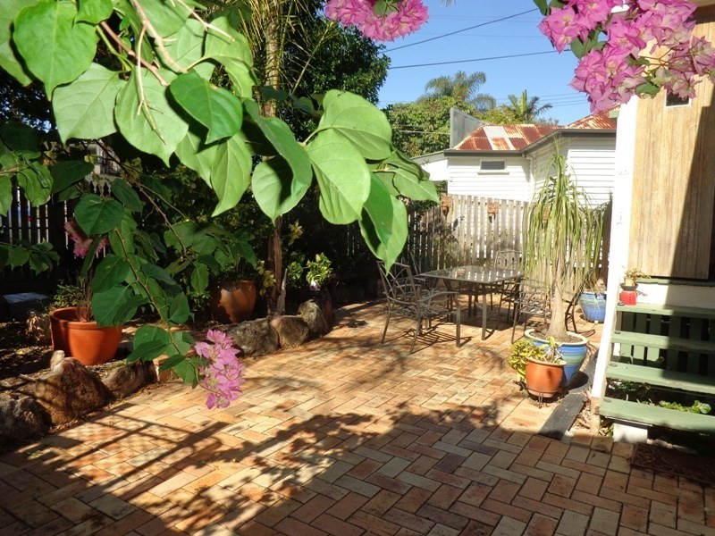 4 Nelson Street, Coorparoo QLD 4151