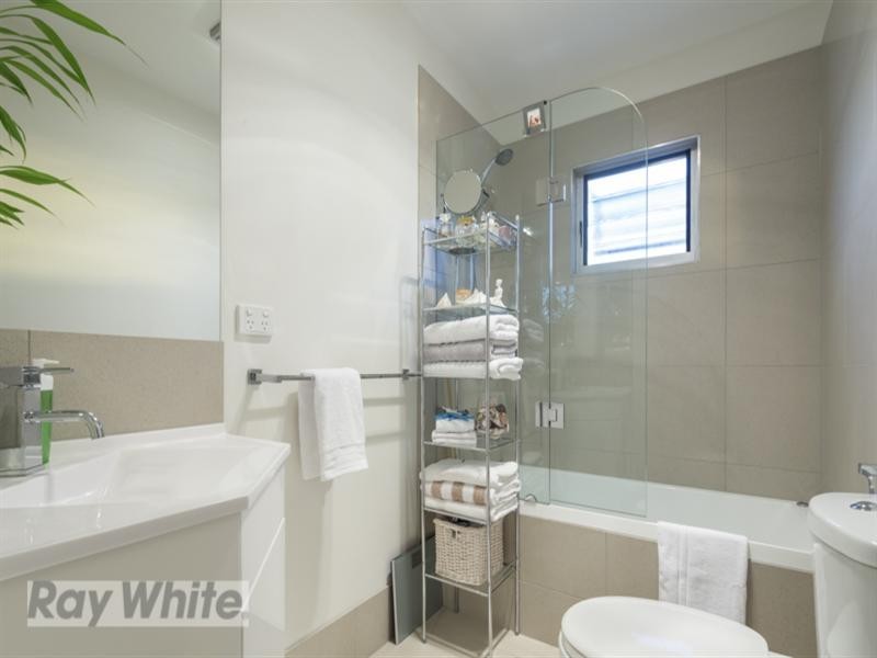 1/2 Birch Street, Greenslopes QLD 4120