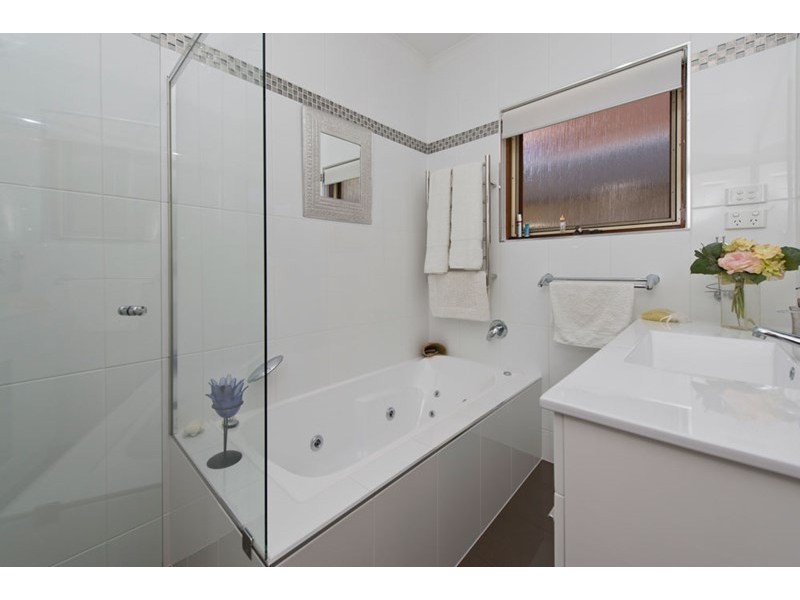 5 Lowanna Road, Seaview Downs SA 5049