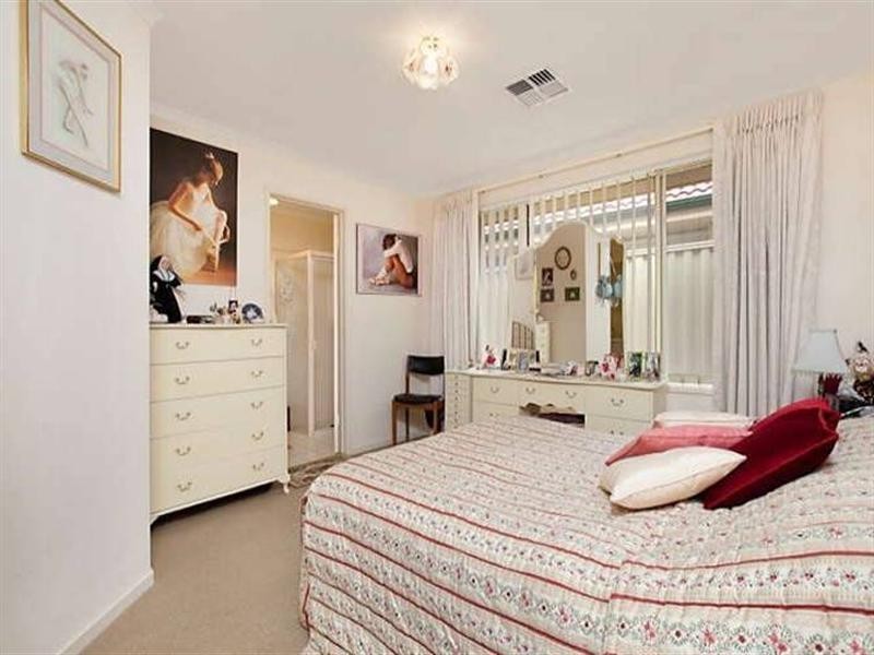 5 Nambucca Avenue, West Lakes Shore SA 5020