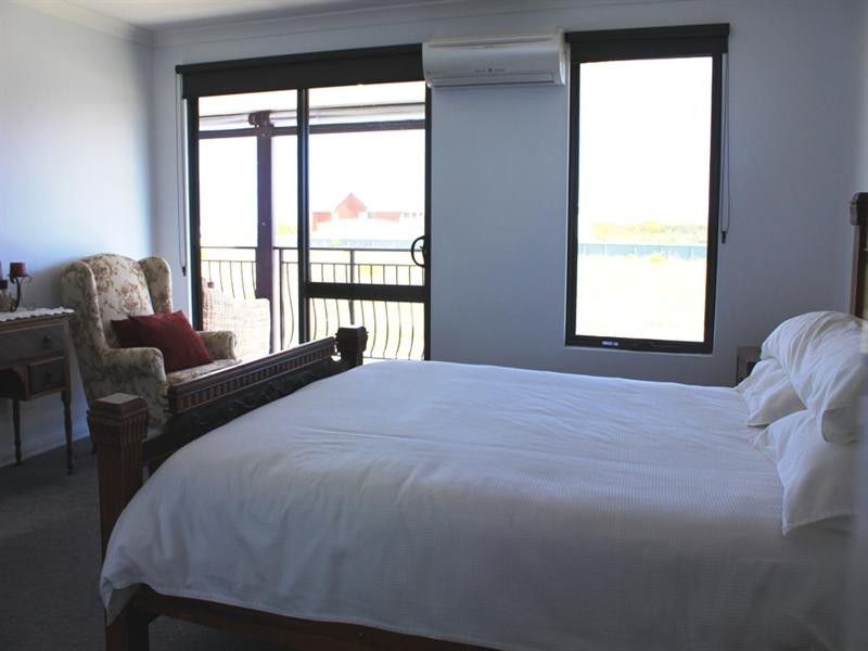 16 Pinetree Circuit, Jurien Bay WA 6516