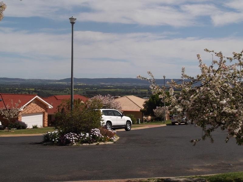 13 banksia Close, Cowra NSW 2794