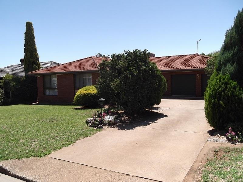 6 Narang Place, Cowra NSW 2794