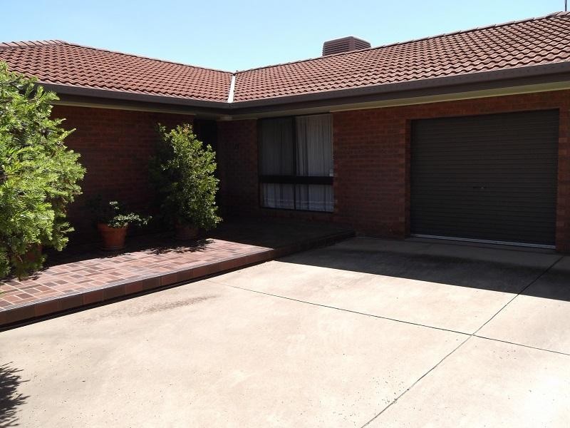 6 Narang Place, Cowra NSW 2794