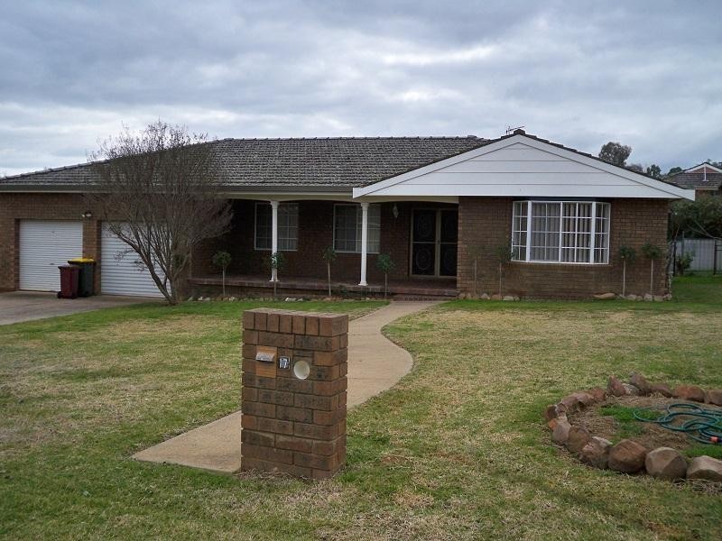 17 Elizabeth Avenue, Cowra NSW 2794