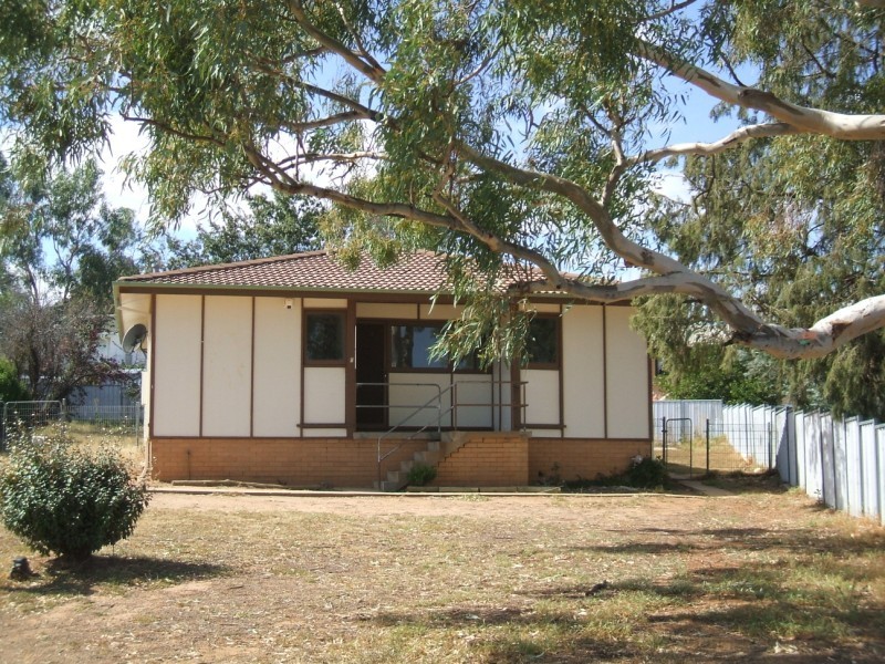 1 Weeroona Place, Cowra NSW 2794