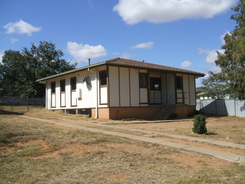 1 Weeroona Place, Cowra NSW 2794