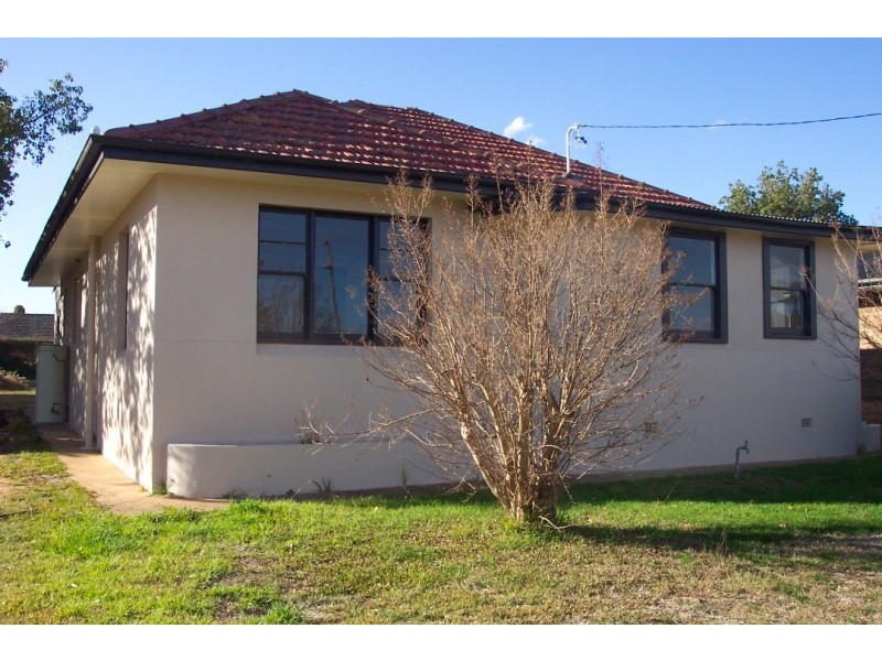 33 Lyall Street, Cowra NSW 2794