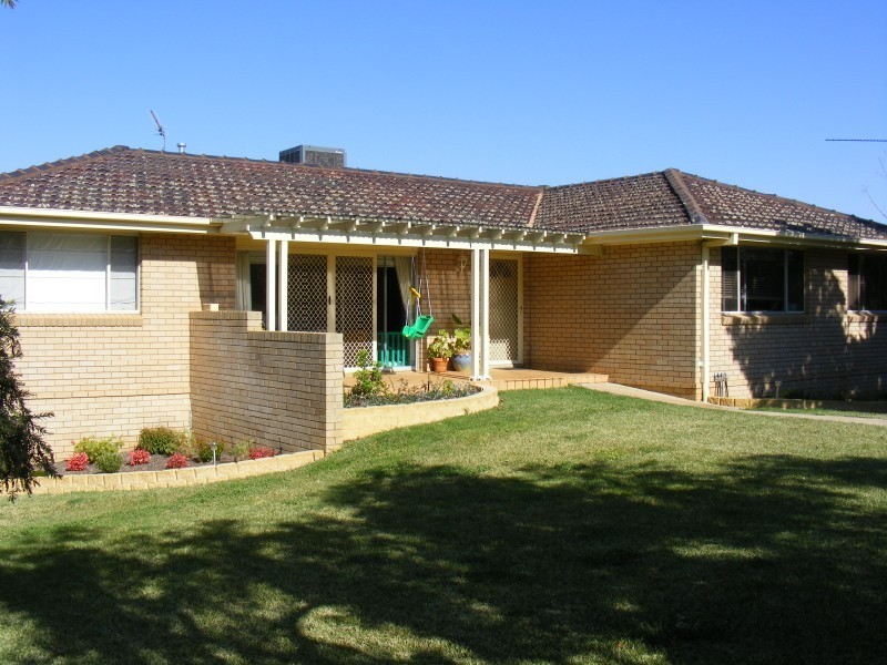 4 Taronga Drive, Cowra NSW 2794