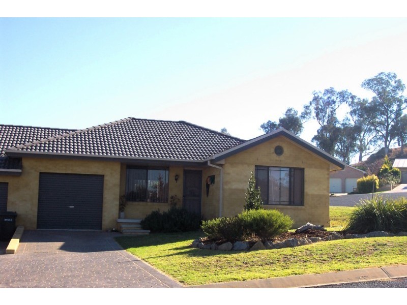 2/1 Banksia Close, Cowra NSW 2794