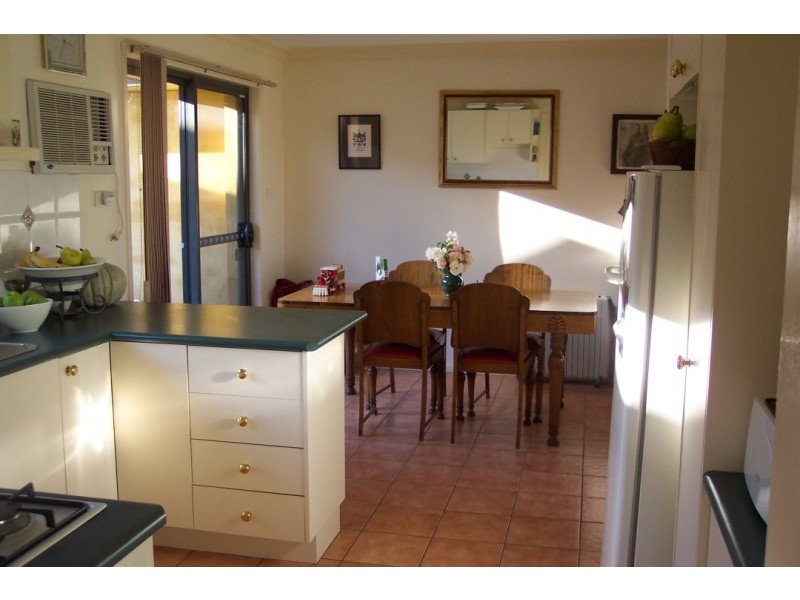 2/1 Banksia Close, Cowra NSW 2794