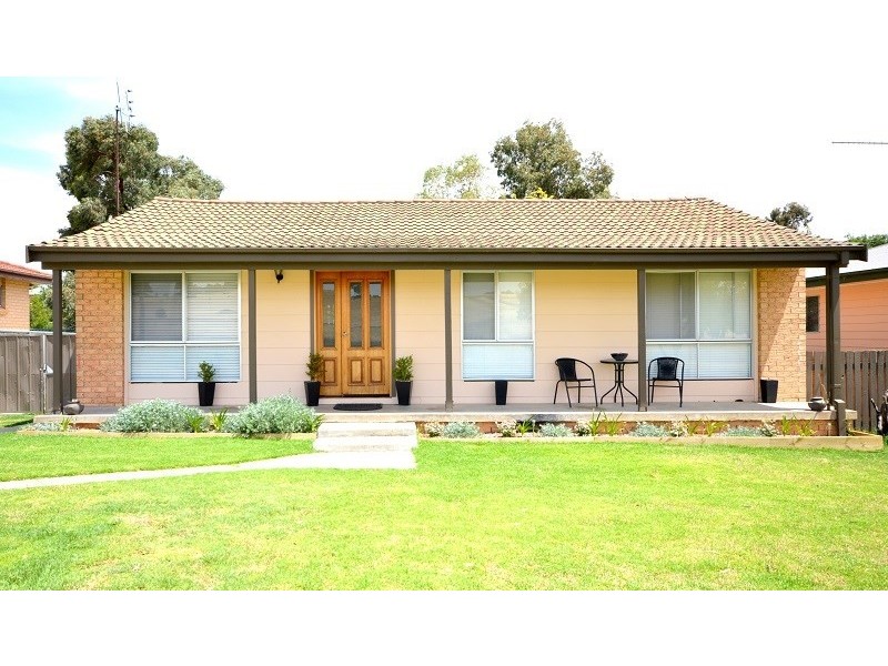 24 Pridham Street, Cowra NSW 2794