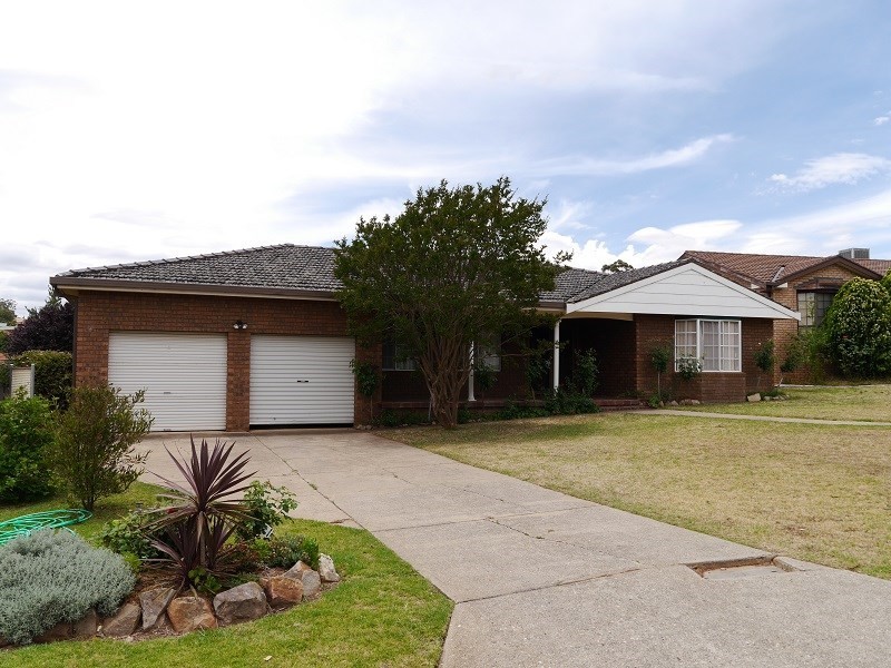 17 Elizabeth Avenue, Cowra NSW 2794