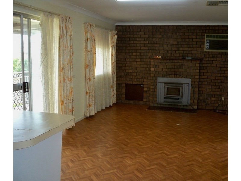 17 Elizabeth Avenue, Cowra NSW 2794