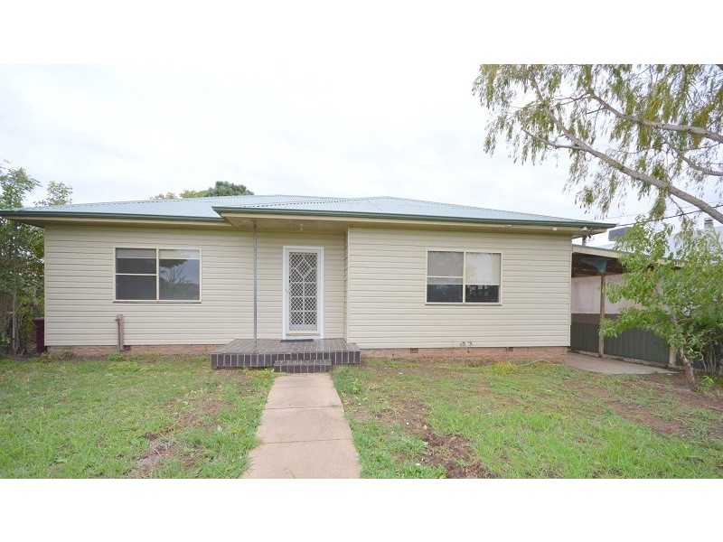 19 Lyall Street, Cowra NSW 2794