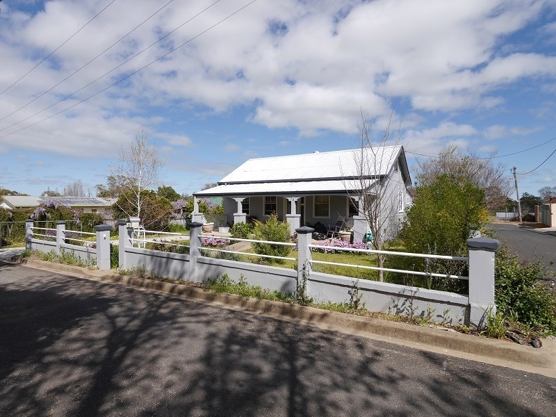 10 Vaux Lane, Cowra NSW 2794