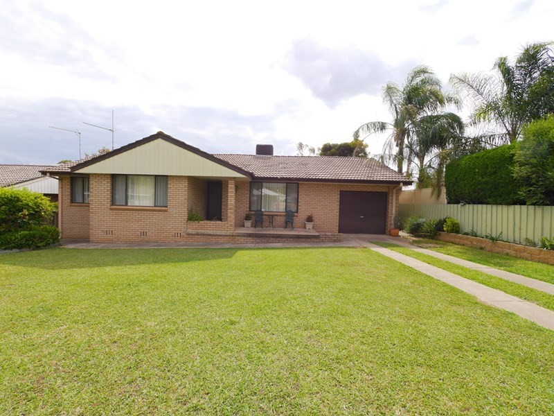 1 Coolabah Crescent, Cowra NSW 2794