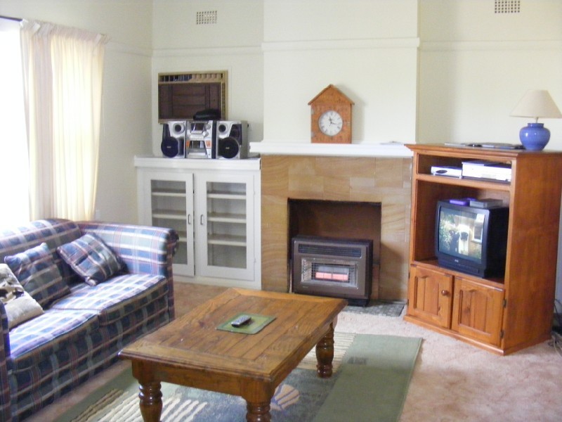 12 Macassar Street, Cowra NSW 2794