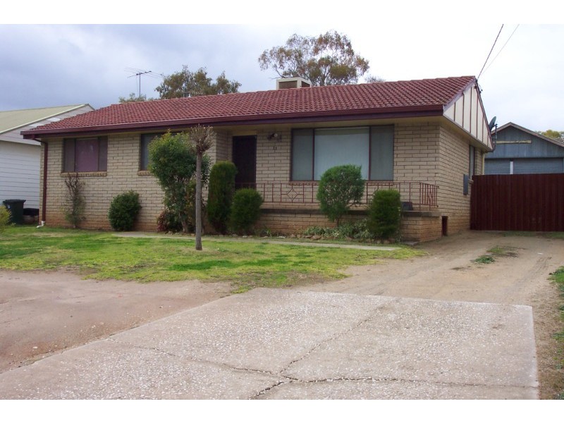 11 Newcombe Street, Cowra NSW 2794