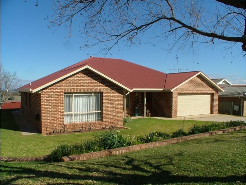 13 Grevillea Close, Cowra NSW 2794