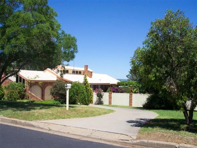 20 Taronga Drive, Cowra NSW 2794