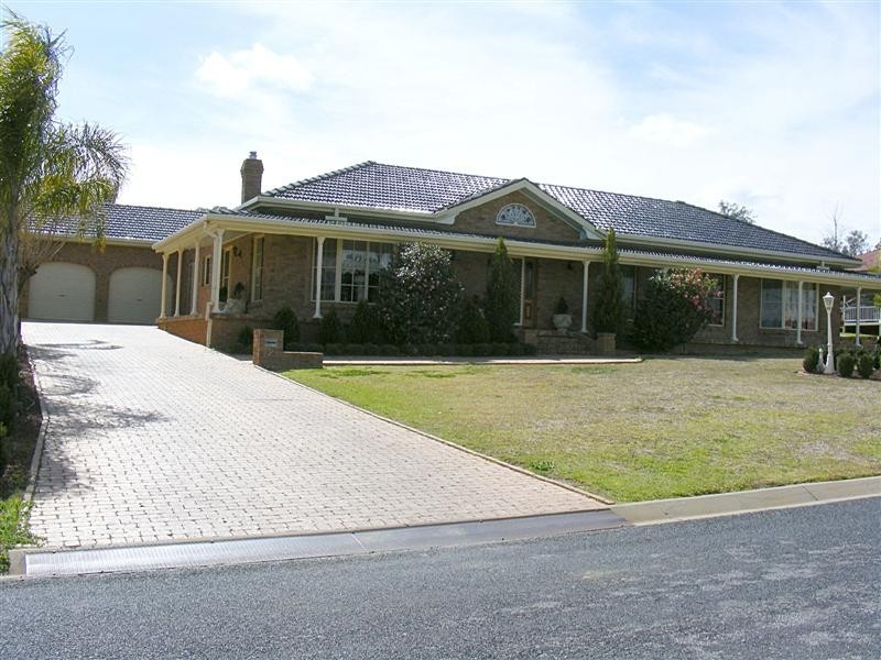 2 Eucalypt Close, Cowra NSW 2794