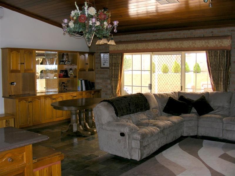 2 Eucalypt Close, Cowra NSW 2794