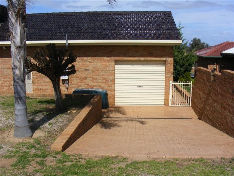 2 Eucalypt Close, Cowra NSW 2794