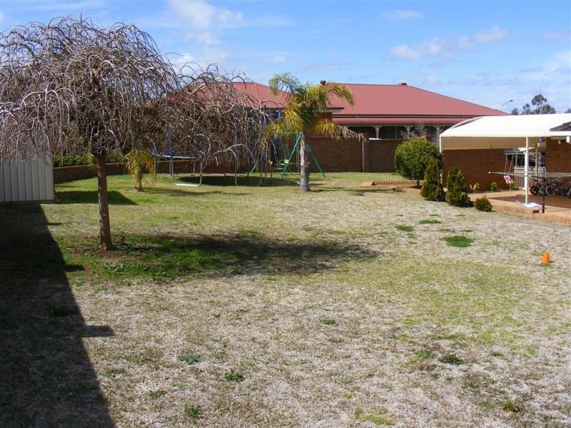 2 Eucalypt Close, Cowra NSW 2794