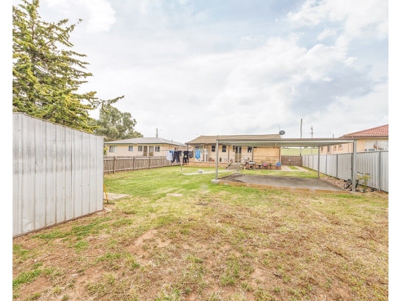 24 Pridham Street, Cowra NSW 2794